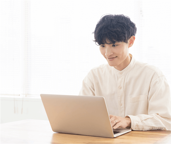 PCを入力する男性