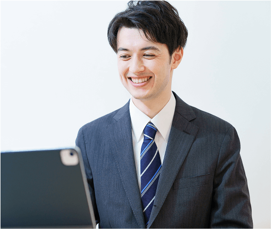 PCの前で笑顔で話す男性