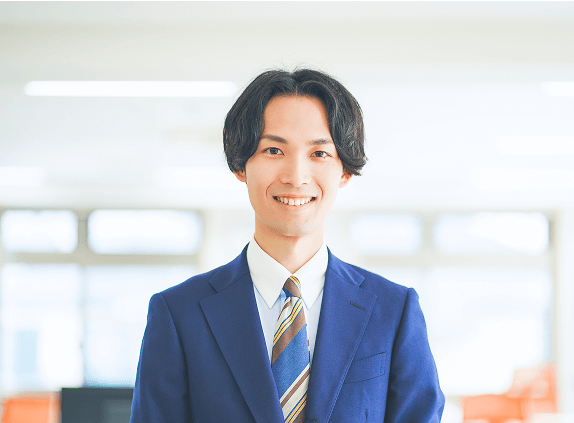 青いスーツを着た男性