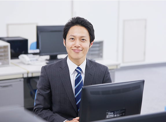 黒いスーツを着た男性