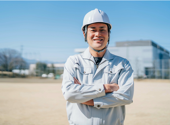 ヘルメットをかぶった作業着の男性