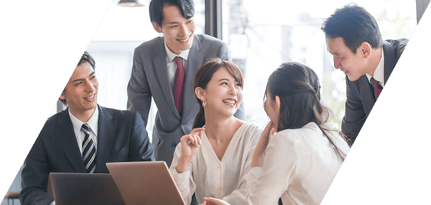 男女5人で笑顔で話している