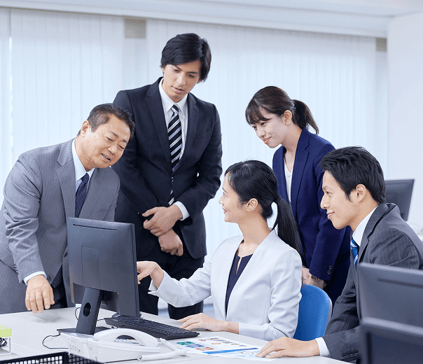 スーツを着た男女5人が話している